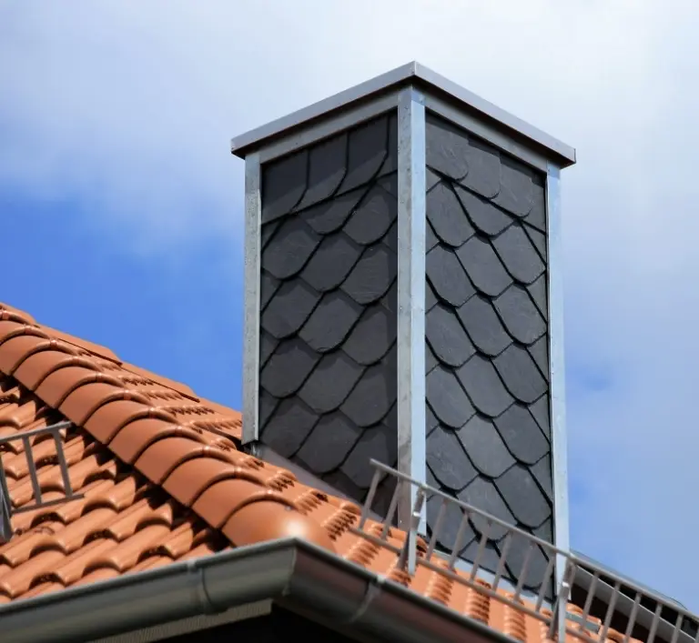 Widok na komin na pomarańczowym dachu